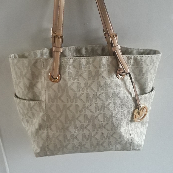 Michael Kors Handbags - Authentic Michael Kors Handbag